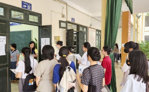 Sĩ tử 2009 thi vào lớp 10 Trung học phổ thông môn Văn: Nụ cười rạng rỡ và niềm hy vọng